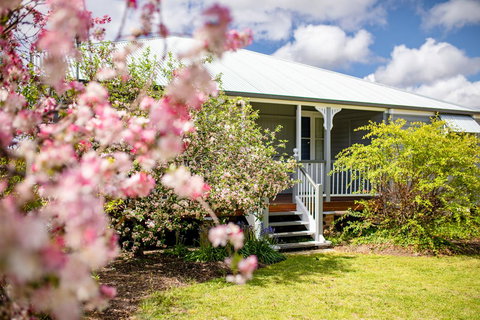 Apple Blossom Cottages - Accommodation QLD 1