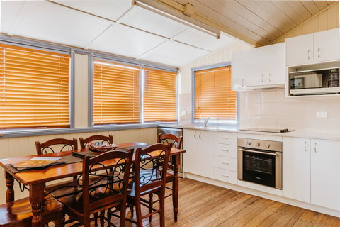 Apple Blossom Cottages - Accommodation QLD 7