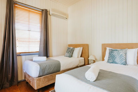 Apple Blossom Cottages - Accommodation QLD 11