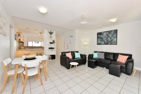 Tropical Reef Apartments - Accommodation QLD 25