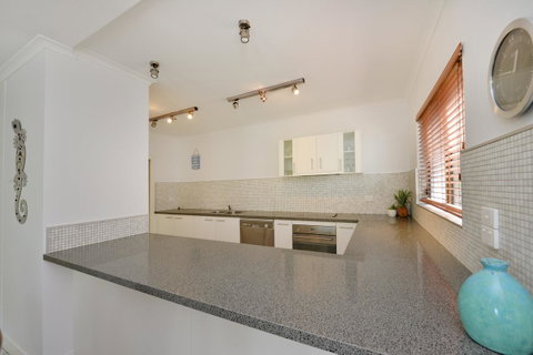 Tropical Reef Apartments - Accommodation QLD 21