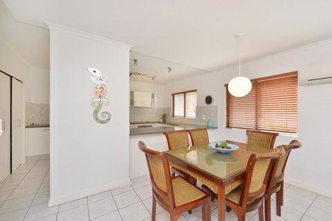 Tropical Reef Apartments - Accommodation QLD 20