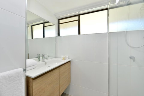 Tropical Reef Apartments - Accommodation QLD 17