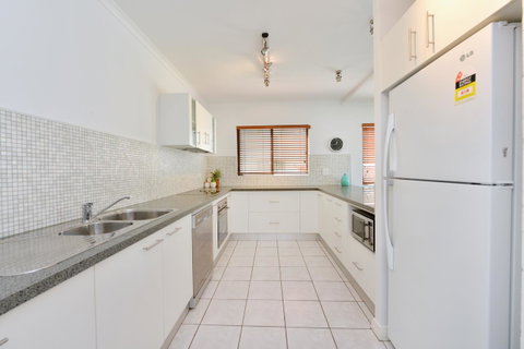 Tropical Reef Apartments - Accommodation QLD 19