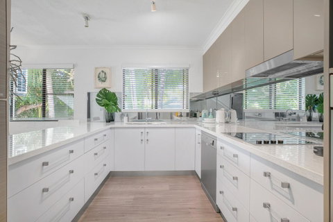 Tropical Reef Apartments - Accommodation QLD 1