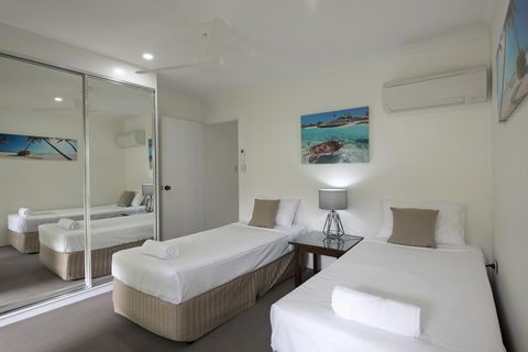 Tropical Nites Holiday Townhouses - Accommodation QLD 12