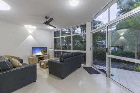Tropical Nites Holiday Townhouses - Accommodation QLD 18