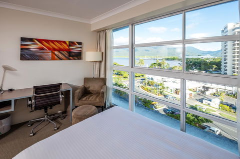 DoubleTree By Hilton Cairns - Accommodation QLD 35