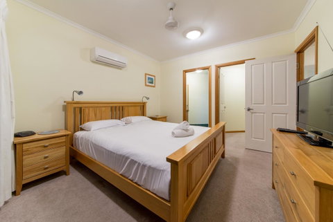 Paradise Penthouse At Waves - Airlie Beach - Accommodation QLD 12