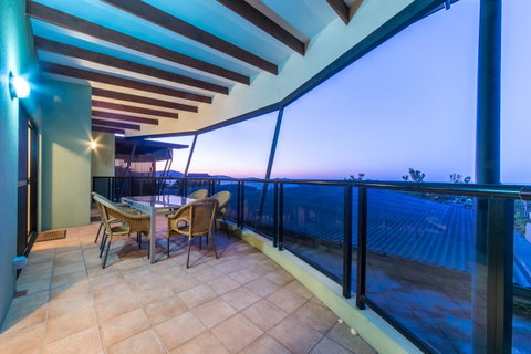 Paradise Penthouse At Waves - Airlie Beach - Accommodation QLD 26