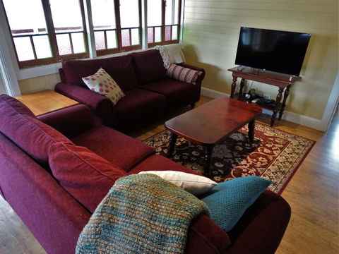 Loughmore House - Accommodation QLD 8