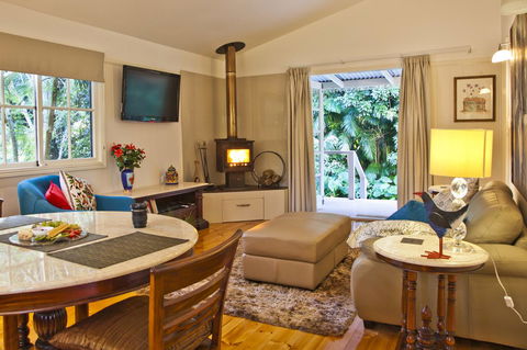 Curtis Falls Cottage - Accommodation QLD 13