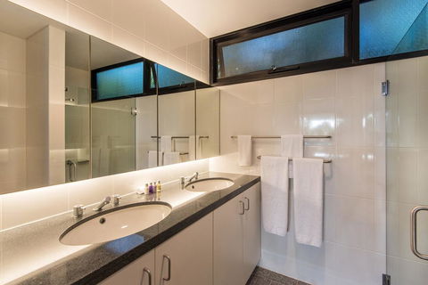 Waves 3 Luxury 3 Bedroom Endless Ocean Views Central Location + Buggy - Accommodation QLD 1