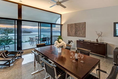 Waves 3 Luxury 3 Bedroom Endless Ocean Views Central Location + Buggy - Accommodation QLD 2