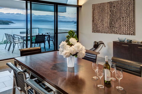 Waves 3 Luxury 3 Bedroom Endless Ocean Views Central Location + Buggy - Accommodation QLD 0