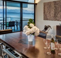 Waves 3 Luxury 3 Bedroom Endless Ocean Views Central Location  Buggy - Accommodation QLD