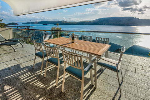 Waves 5 Luxury 3 Bedroom Breathtaking Ocean Views Central Location - Accommodation QLD 0