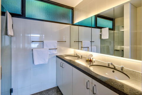 Waves 5 Luxury 3 Bedroom Breathtaking Ocean Views Central Location - Accommodation QLD 3