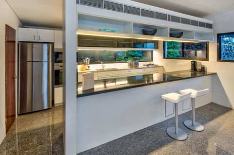Waves 5 Luxury 3 Bedroom Breathtaking Ocean Views Central Location - Accommodation QLD 1