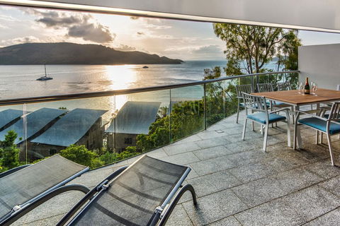 Waves 5 Luxury 3 Bedroom Breathtaking Ocean Views Central Location - Accommodation QLD 2