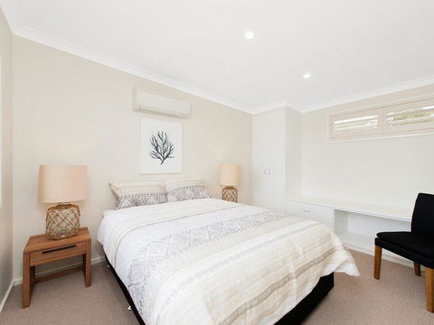Whispering Sands', 10 Sandy Point Road - Luxury Waterfront Home With Aircon, WIFI & Foxtel - Accommodation QLD 3