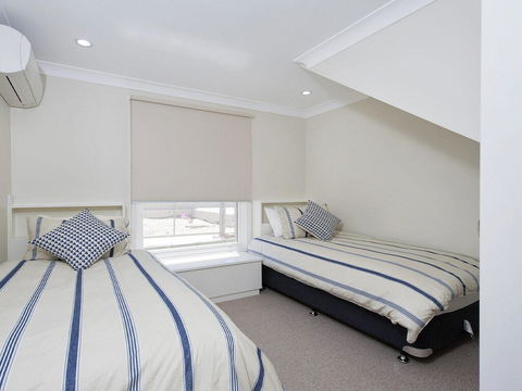 Whispering Sands', 10 Sandy Point Road - Luxury Waterfront Home With Aircon, WIFI & Foxtel - Accommodation QLD 2