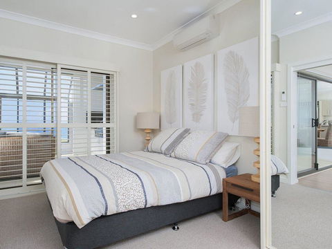 Whispering Sands', 10 Sandy Point Road - Luxury Waterfront Home With Aircon, WIFI & Foxtel - Accommodation QLD 1