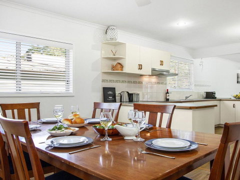 Whispering Waves - Relaxing Beach House - Accommodation QLD 3