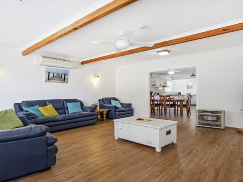 Whispering Waves - Relaxing Beach House - Accommodation QLD 2