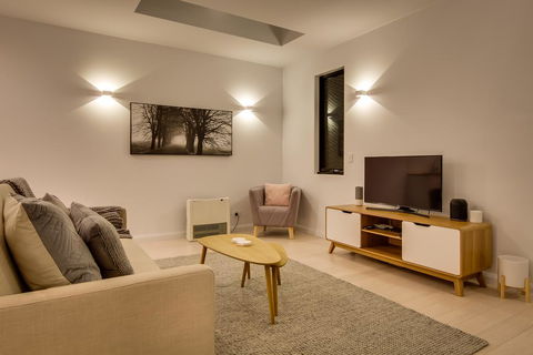 White Room Apartments - Accommodation QLD 2