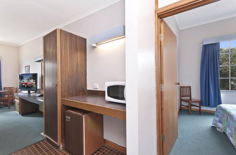 William Dutton Motel - Accommodation QLD 2