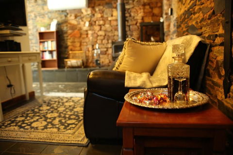 William Hunt's Retreat - Redwood Studio - Accommodation QLD 1