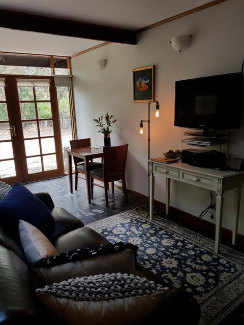 William Hunt's Retreat - Redwood Studio - Accommodation QLD 3