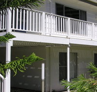 Wonky Pine Beach House NARRWALLEE- 4 bedroom - Accommodation QLD