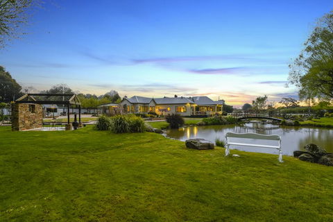 Woodend Old School House - Accommodation QLD 2