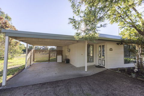 Woongara Cottage - Pet Friendly Country Retreat - Accommodation QLD 3
