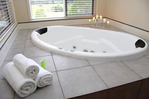 Yabbaloumba Retreat - Accommodation QLD 2