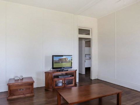 Yamba Pilot Cottage 1 - Pets Welcome - Close To Beach - Accommodation QLD 1