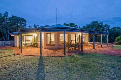Yallingup Pet Friendly Bush Retreat - Accommodation QLD 0