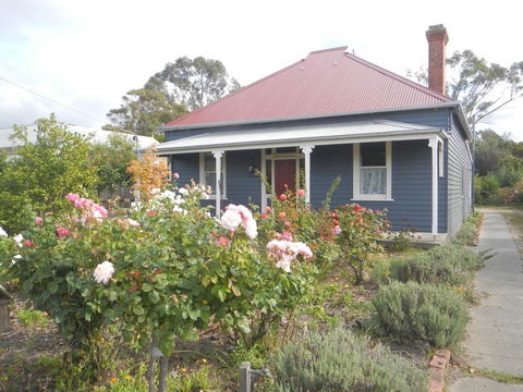 Yarram Cottage: Art And Accommodation - Accommodation QLD 0