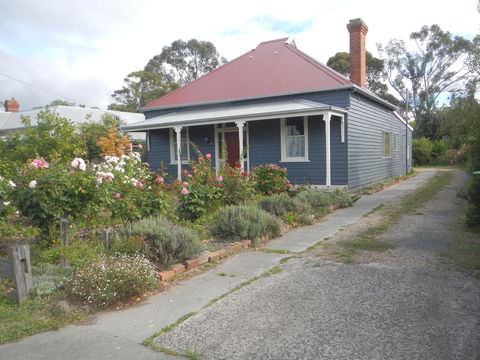Yarram Cottage: Art And Accommodation - Accommodation QLD 1
