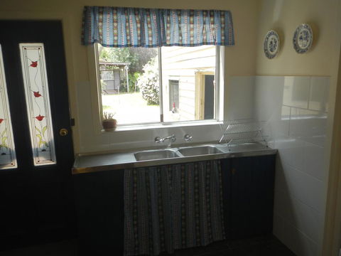 Yarram Cottage: Art And Accommodation - Accommodation QLD 2