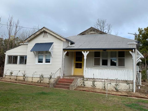 Yellow Door House Adelong - Accommodation QLD 1