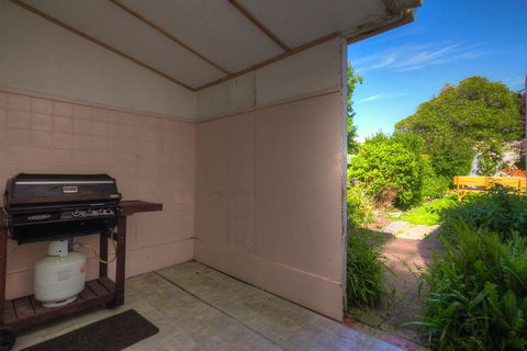 Young's Cottage - Circa: 1861 - Accommodation QLD 1