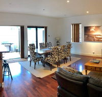 Zero Contact Private CBD-Social-Chillout-Oasis with Outdoors For You  Friends - Accommodation QLD