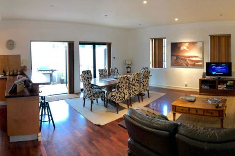 Zero Contact Private CBD-Social-Chillout-Oasis With Outdoors For You & Friends - Accommodation QLD 0