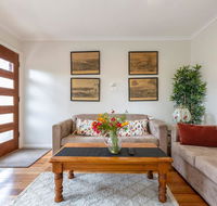 Spacious Bungalow5min walk to station5min to Box HillWiFiParking - Accommodation QLD