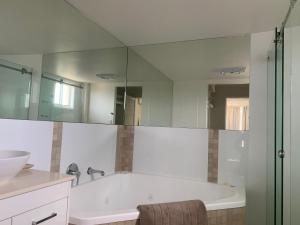 Breathtaking Views Over Currimundi Lake! - Accommodation QLD 4