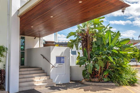 201 Lake Street - Accommodation QLD 2