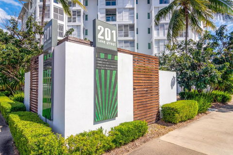 201 Lake Street - Accommodation QLD 1